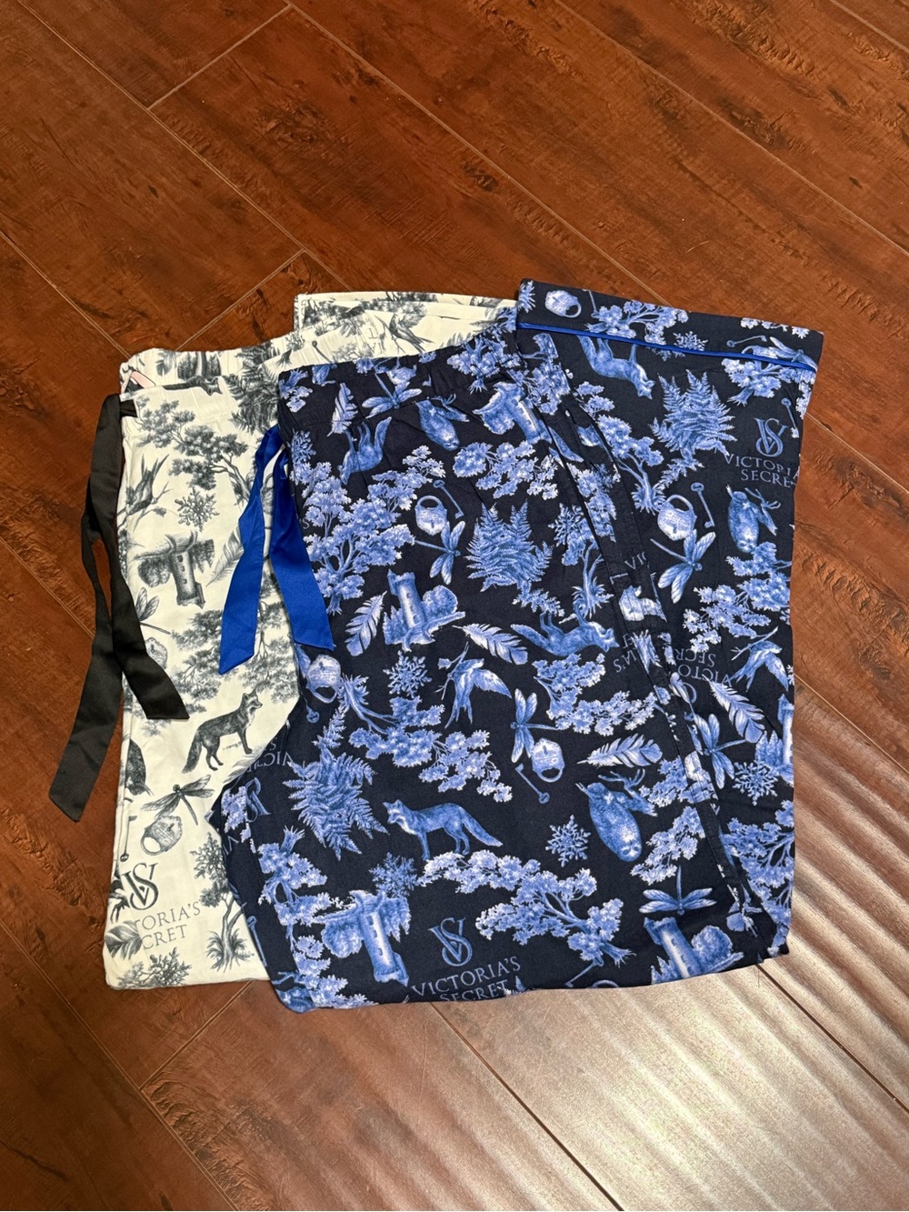 Bundle of 2 Victoria's Secret Navy and White Floral Women’s size L Pajama Pants